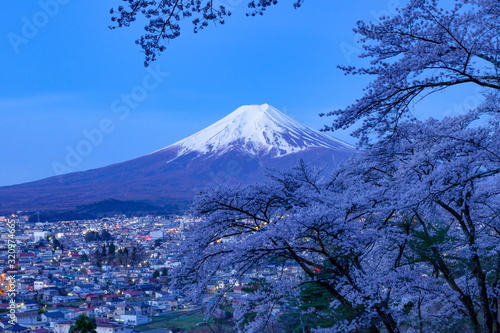 夜明けの富士山と街明かり、山梨県富士吉田市孝徳公園にて © photop5