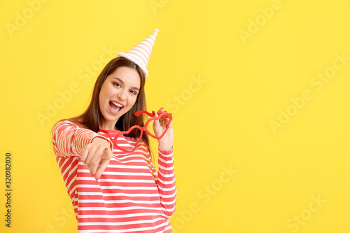 Woman in funny disguise on ...