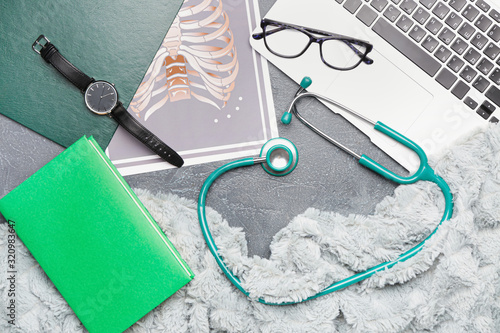 Stethoscope with laptop, no...