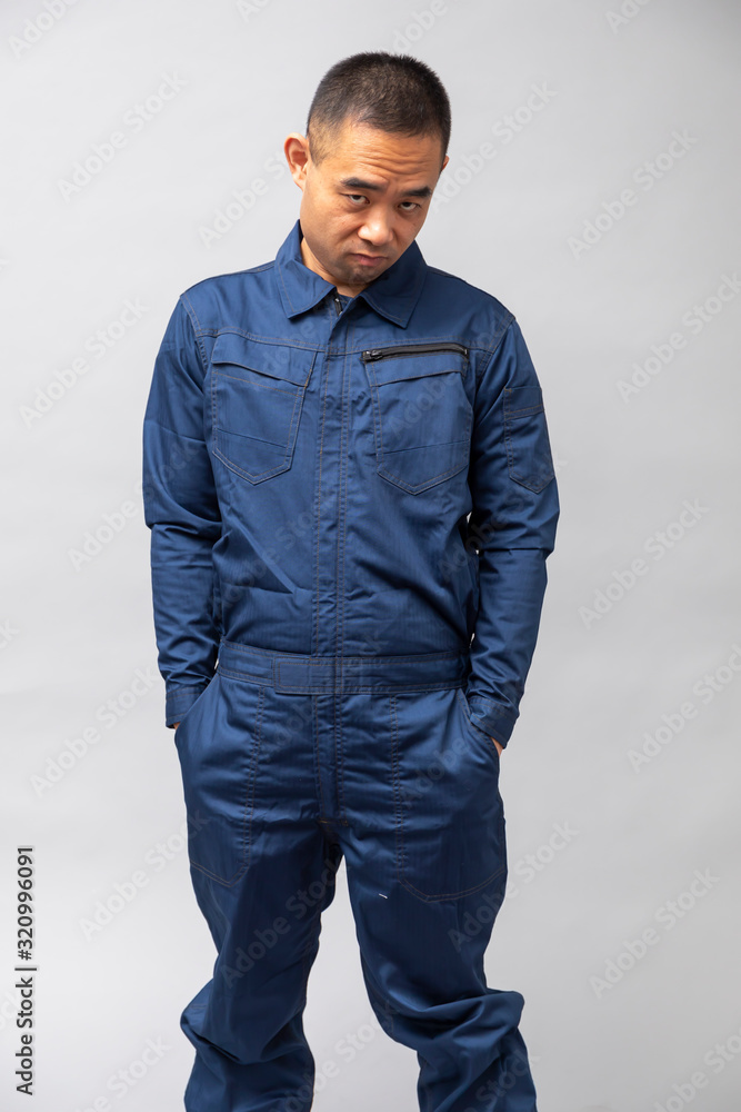 ツナギ姿の男性