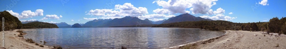 Panoramique montagne lac