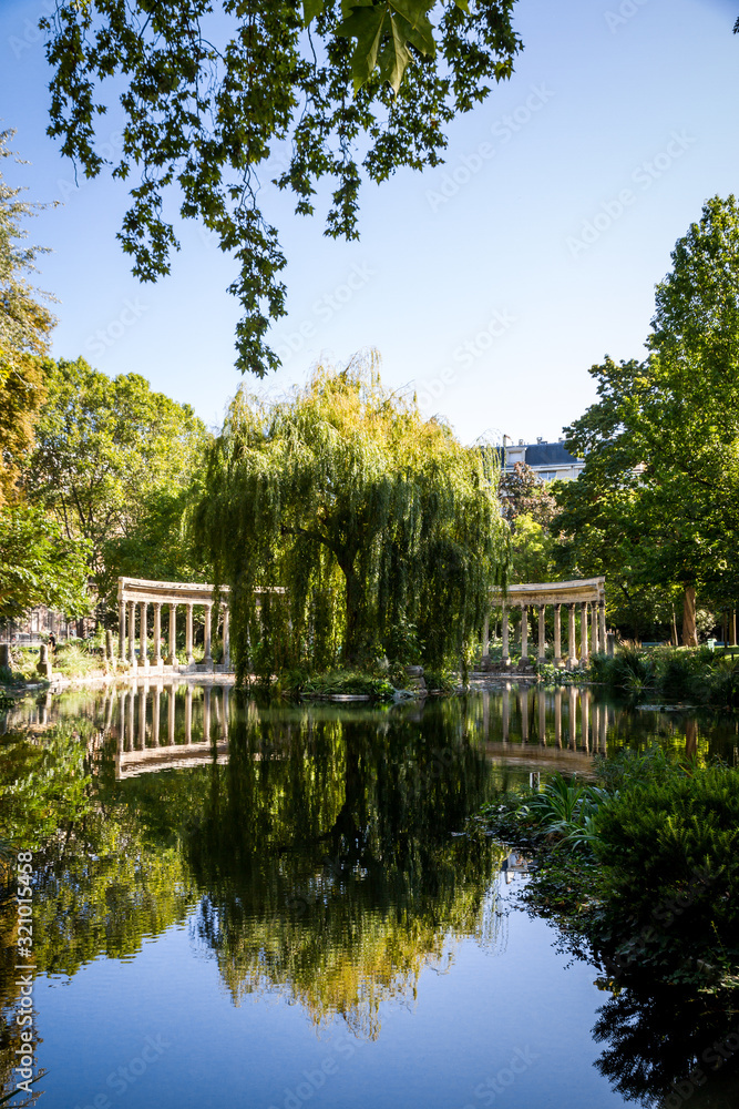 Obraz premium Corinthian colonnade in Parc Monceau, Paris, France