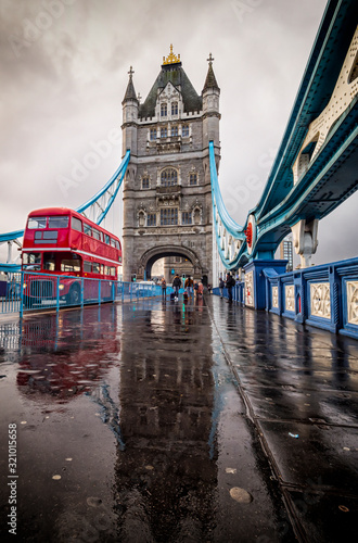 Canvas Print The tower Bridge of London in a rainy morning
