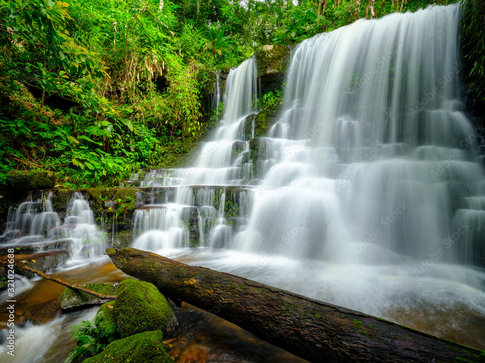 Obraz premium Smooth Waterfall