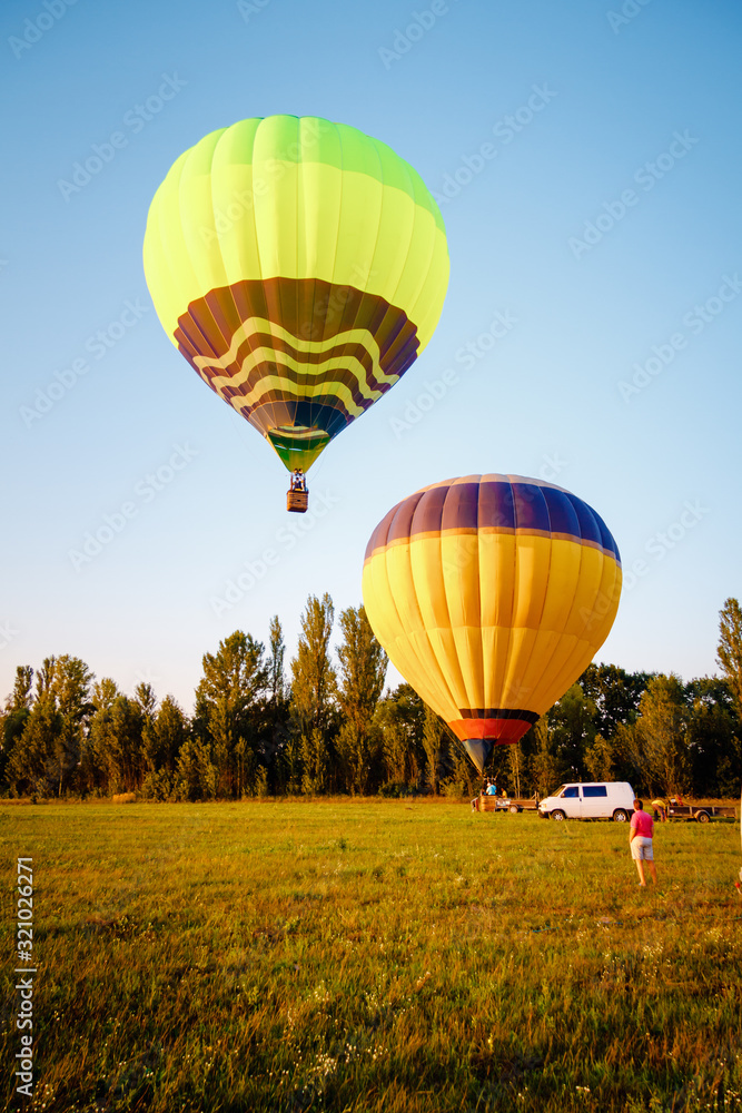 Obraz premium Balloon in the field. Preparing for flight.