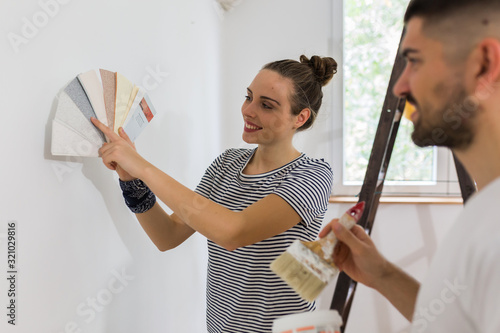 Fotografie romantic couple decorating their new home