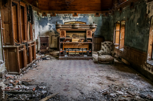 vieux piano dans maison abandonnée