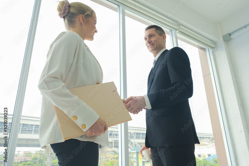 Fototapeta premium Businesmen and businesswomen hand shaking in ofiice room accept business project