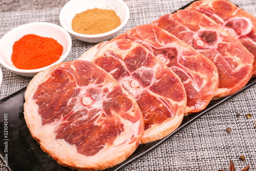 Slice the fresh spare ribs into different shapes and put them on the plate