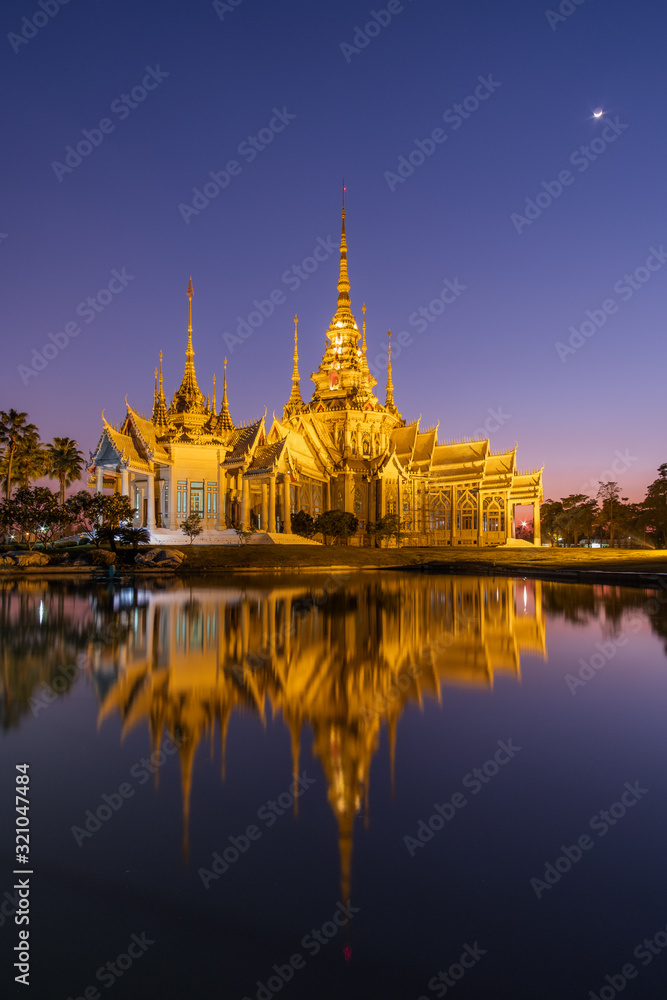 Fototapeta premium temple in bangkok thailand