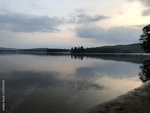 Wallpaper Mural Einsamer See mit Spiegel Oberfläche und Abendhimmel  Torontodigital.ca