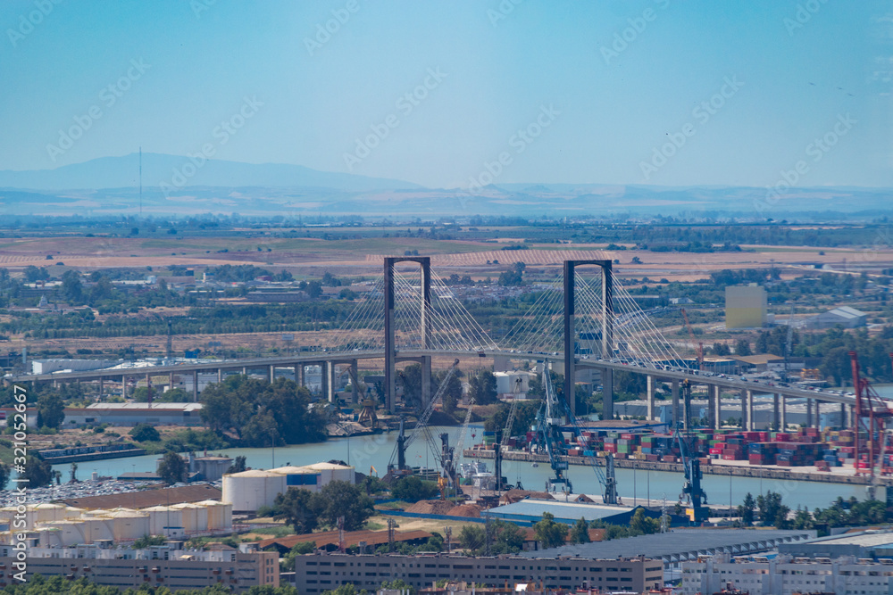 Panorámica del puente del V Centenario en Sevilla