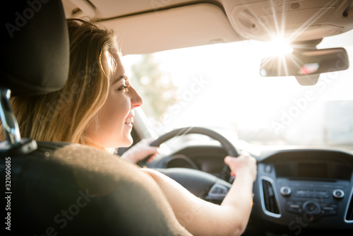 Billede på lærred Evening drive - teenager at car