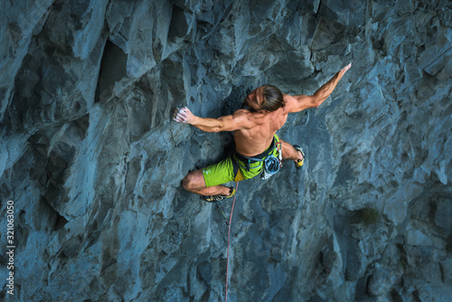Obraz na plátně Powerful sportive rock climber