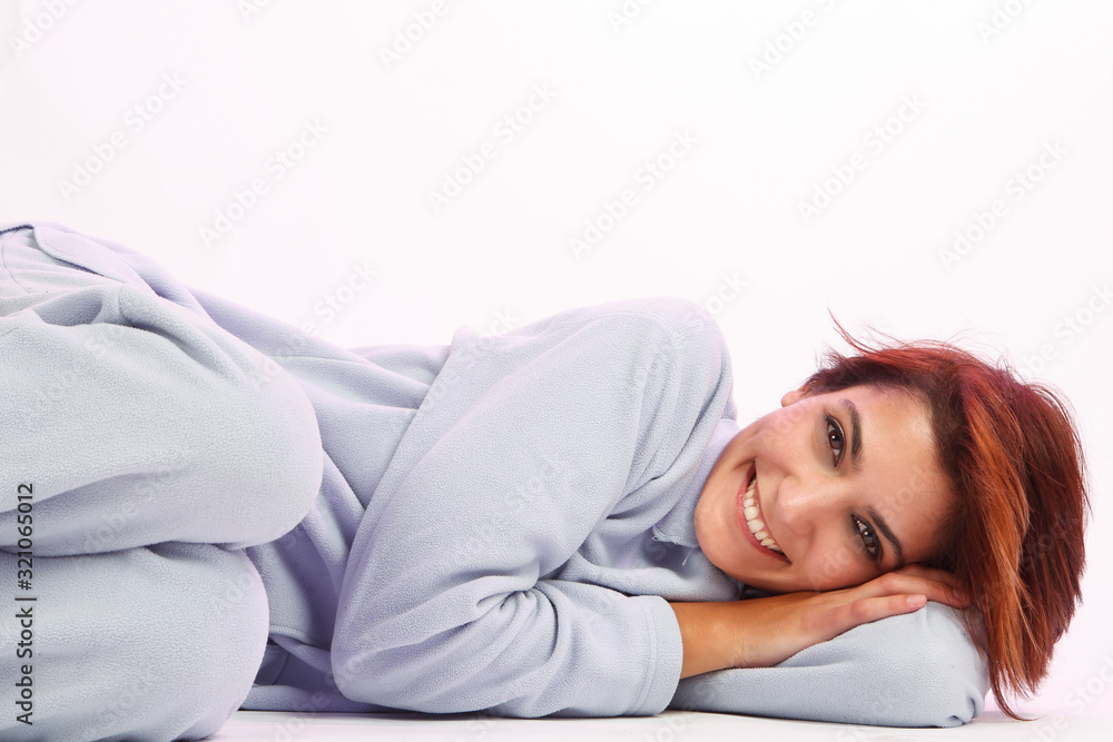 Bella ragazza in pigiama isolata su sfondo bianco Bella ragazza in pigiama isolata su sfondo bianco
