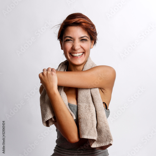 ragazza sportiva con i capelli a caschetto fa stretching dopo aver fatto attvità fisica - isolata su sfondo bianco photo