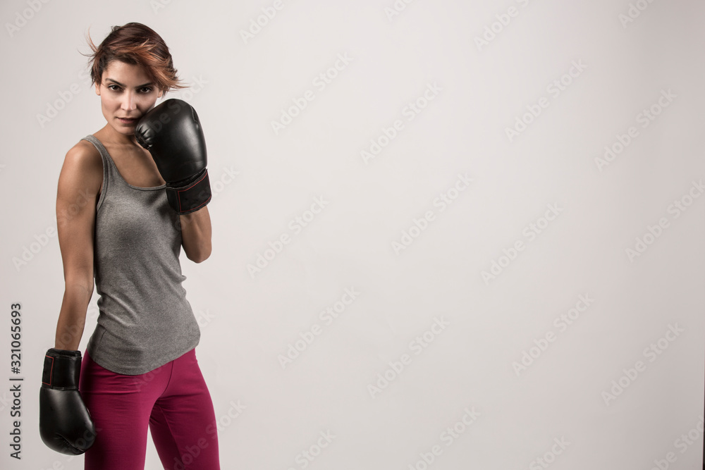 donna  con i guantoni da boxe isolata su sfondo grigio chiaro