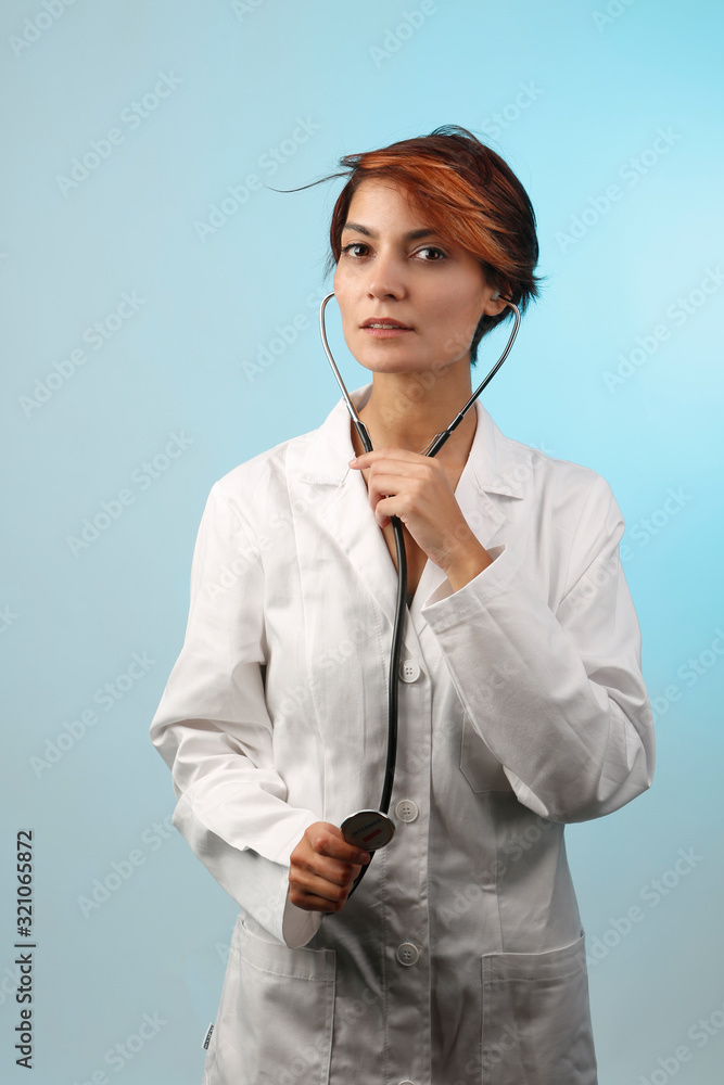 bella dottoressa in camice bianco con Fonendoscopio bella dottoressa in camice bianco con Fonendoscopio