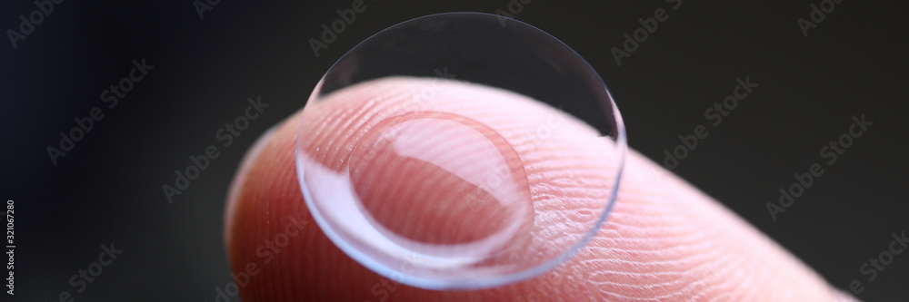 Human finger holding soft contact lens - obrazy, fototapety, plakaty 