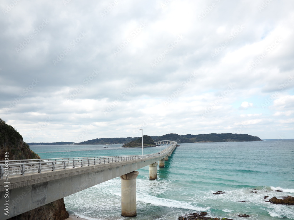 Obraz premium 橋と海と空