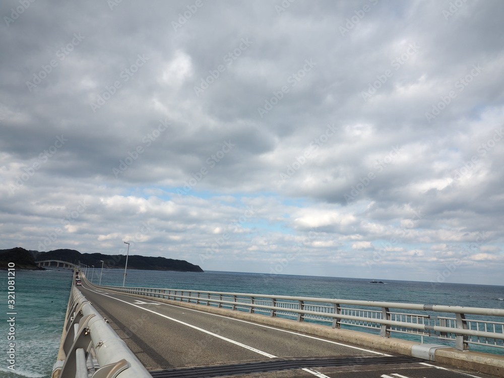 橋と空と海