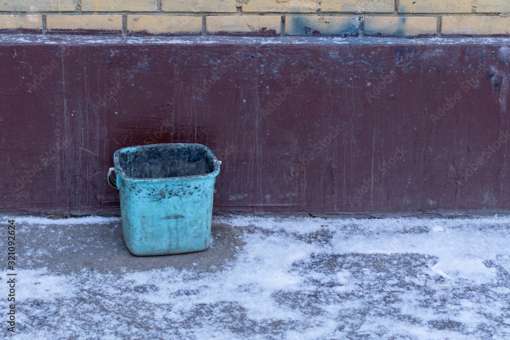Obraz premium a plastic bucket instead of an ashtray on the street