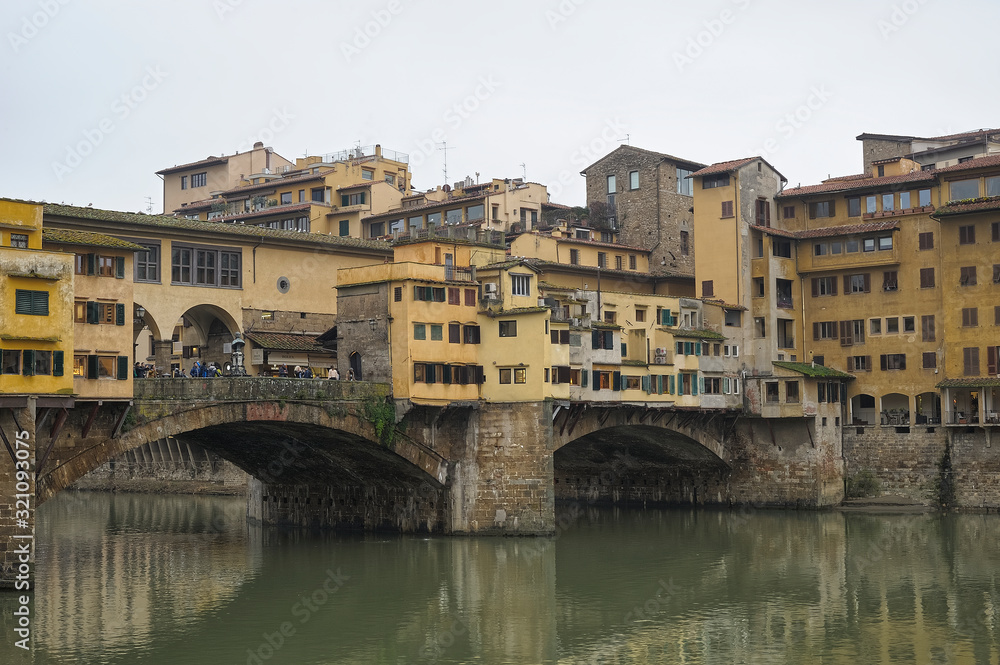 Firenze old bridge and Arno river.jpg