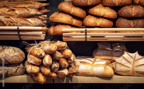 Φωτογραφία Bread assortment on bakery wooden shelves. Bread shop