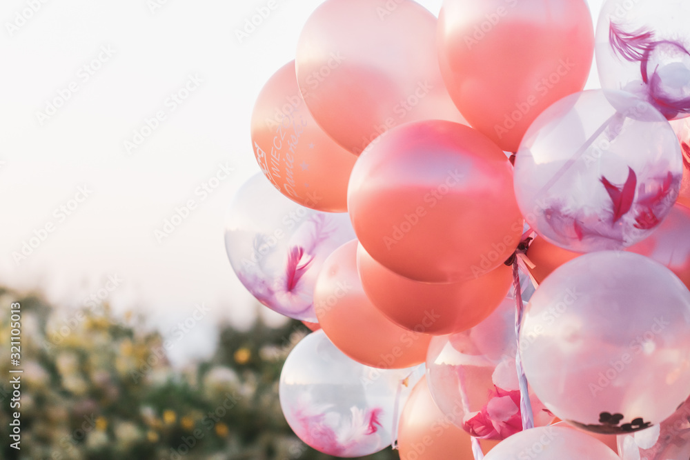 różowe balony z helem - obrazy, fototapety, plakaty 