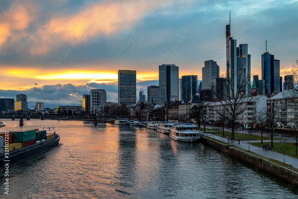 Fototapeta premium Sonnenuntergang in der Metropole