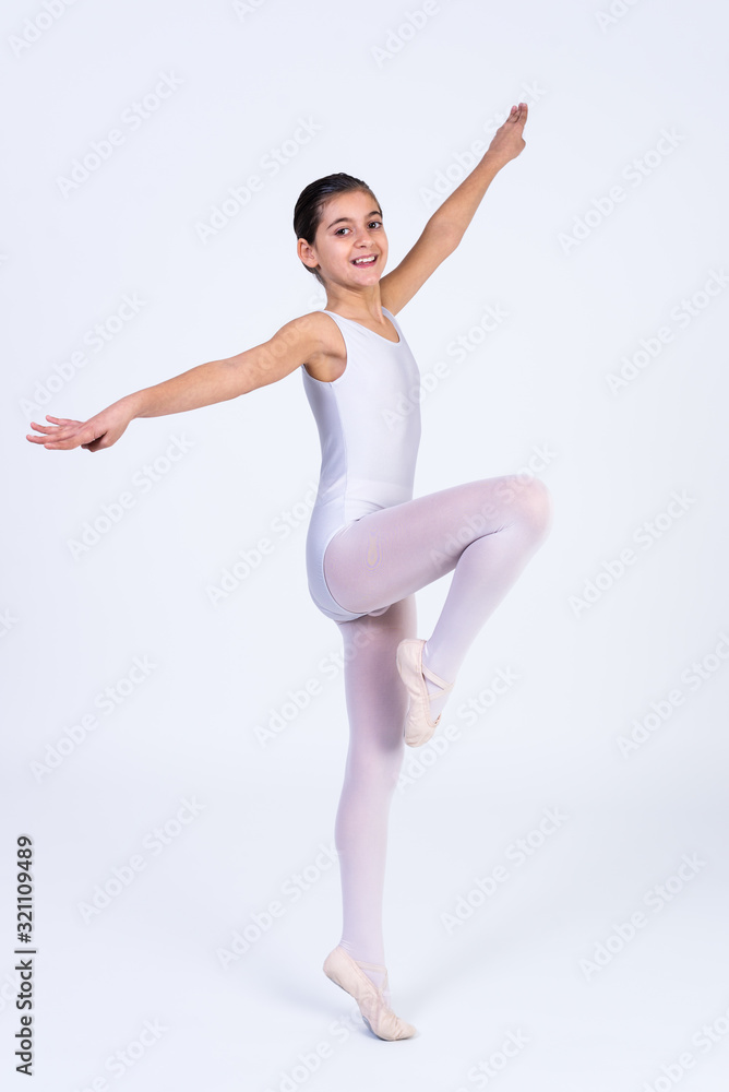 bailarina de ballet con tutu blanco aislada con fondo blanco. Clases de ballet en la escuela de danza clásica bailarina de ballet con tutu blanco aislada con fondo blanco. Clases de ballet en la escuela de danza clásica