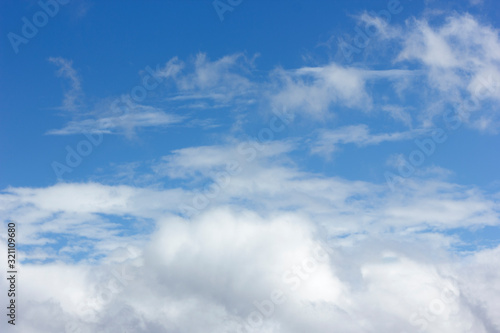 Fototapeta Naklejka Na Ścianę i Meble -  Nubes en día despejado
