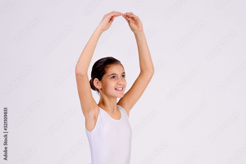 bailarina de ballet con tutu blanco aislada con fondo blanco. Clases de ballet en la escuela de danza clásica bailarina de ballet con tutu blanco aislada con fondo blanco. Clases de ballet en la escuela de danza clásica
