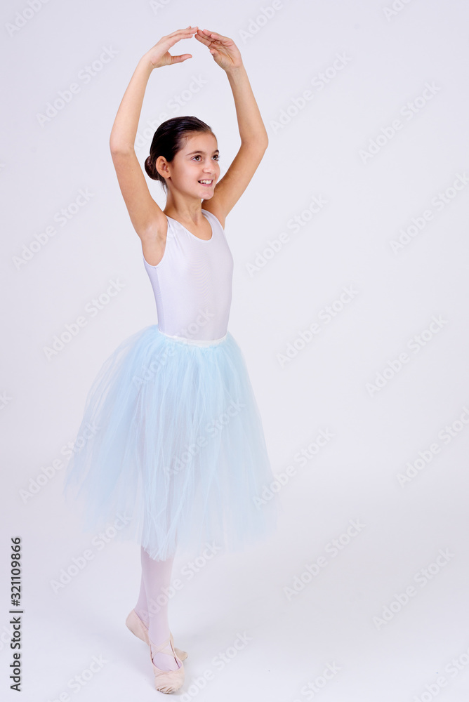 bailarina de ballet con  tutu blanco aislada con fondo blanco. Clases de ballet en la escuela de danza clásica