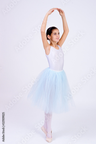 bailarina de ballet con  tutu blanco aislada con fondo blanco. Clases de ballet en la escuela de danza clásica