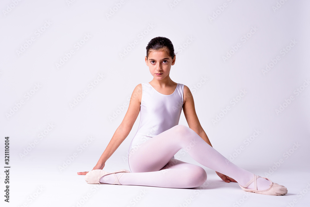 bailarina de ballet con tutu blanco aislada con fondo blanco. Clases de ballet en la escuela de danza clásica bailarina de ballet con tutu blanco aislada con fondo blanco. Clases de ballet en la escuela de danza clásica
