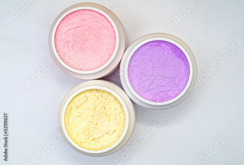 Dry colored powders for preparation of alginate masks