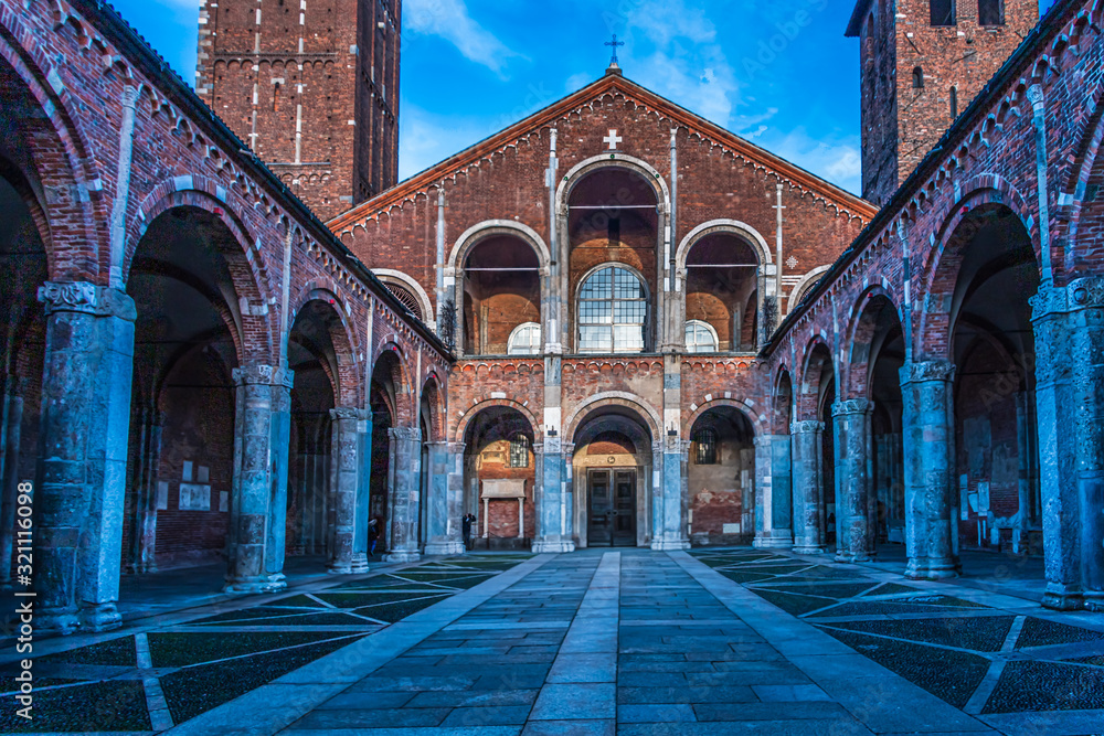 Basilica Di Sant'ambrogio In Milano - Particolari Della Facciata Stock 