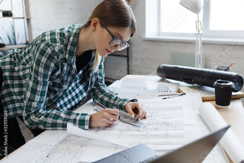 Valokuva Architect drawing blueprints in office