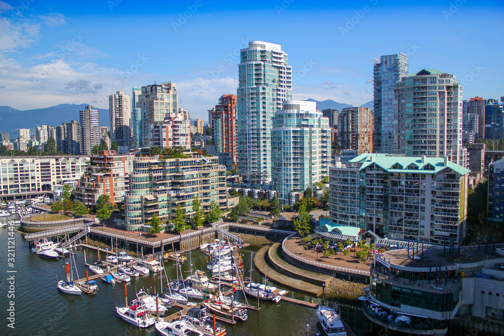 Fototapeta premium Piękny widok: Skyline Vancouver / British Columbia / Canada - Granville Island