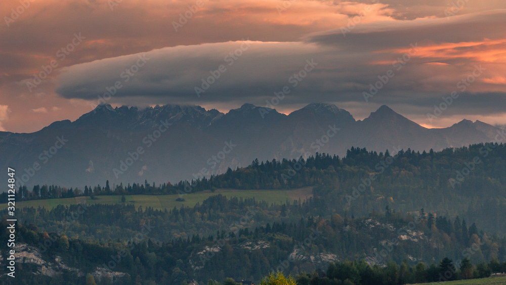 Spektakularny zachód słońca nad Tatrami  - obrazy, fototapety, plakaty 