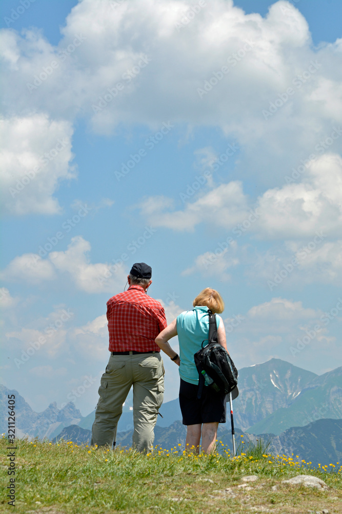 wanderer im kleinwalsertal