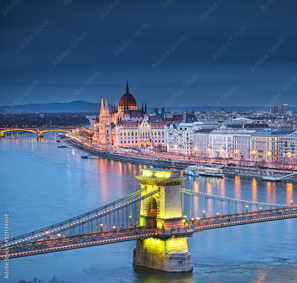 Fototapeta premium Słynny Most Łańcuchowy z węgierskim parlamentem w tle
