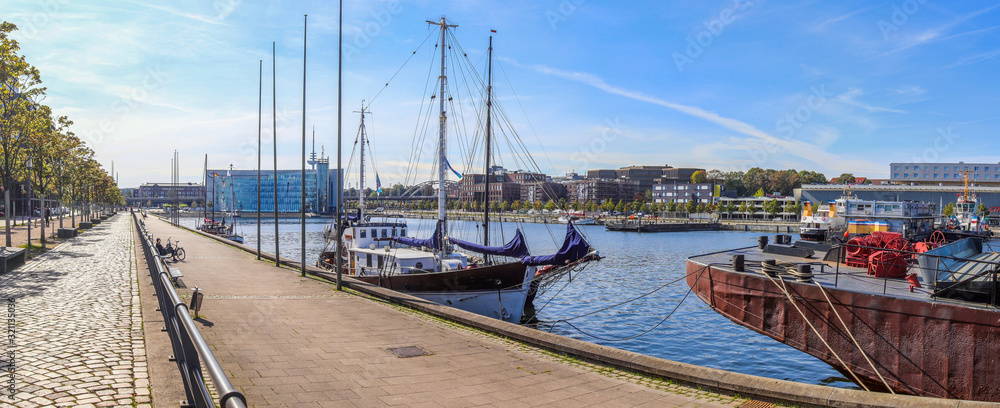 High resolution panorama of the port of Kiel on a sunny day - obrazy, fototapety, plakaty 