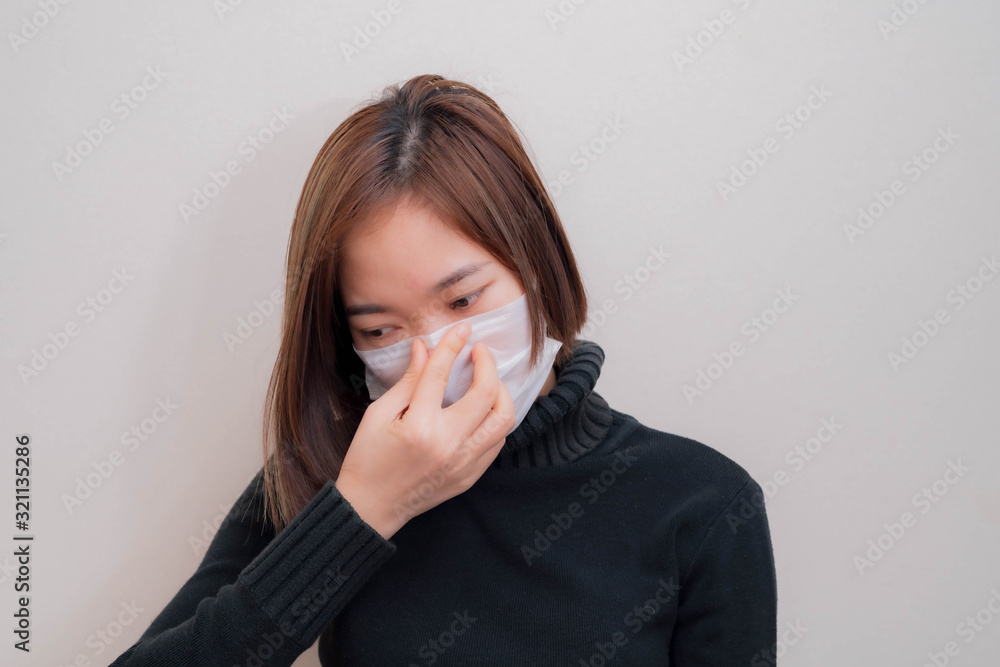 屋内でマスクをしている女性 屋内でマスクをしている女性