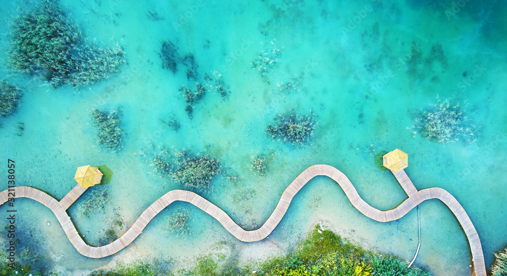 Fotobehang Zeegroen Luchtlandschap van de drone - blauw water en houten brugpark Grodek in Jaworzno, Polen #321138057