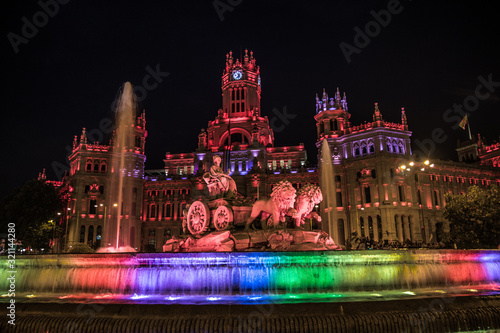 Fuente de Cibeles iluminada el día del orgullo gay, Madrid, España