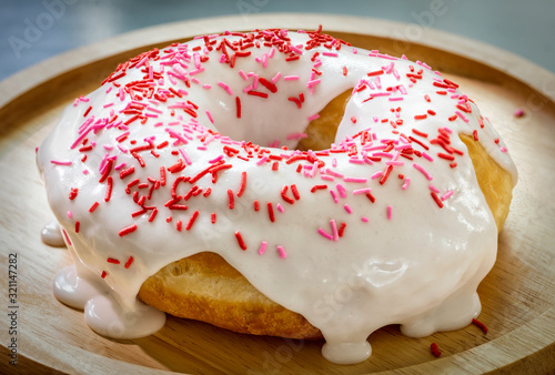white donuts single