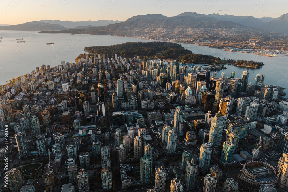 Fototapeta premium Zachód słońca nad miastem Vancouver