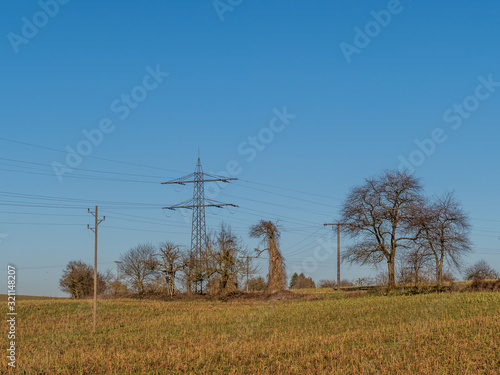 Masten einer Starkstrom Leitung im Feld © focus finder
